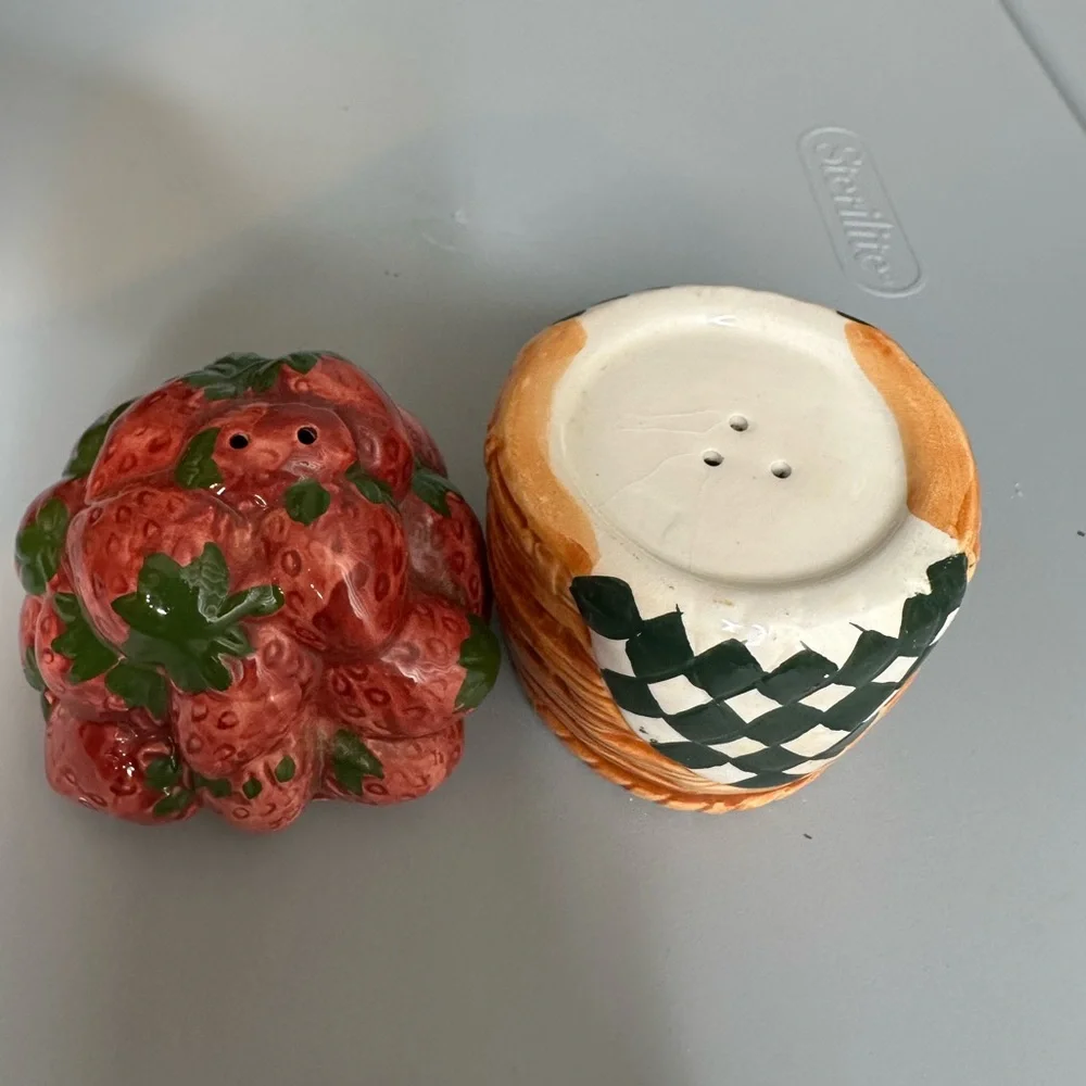 Basket of Berries Salt & Pepper Shaker Set Collectors
